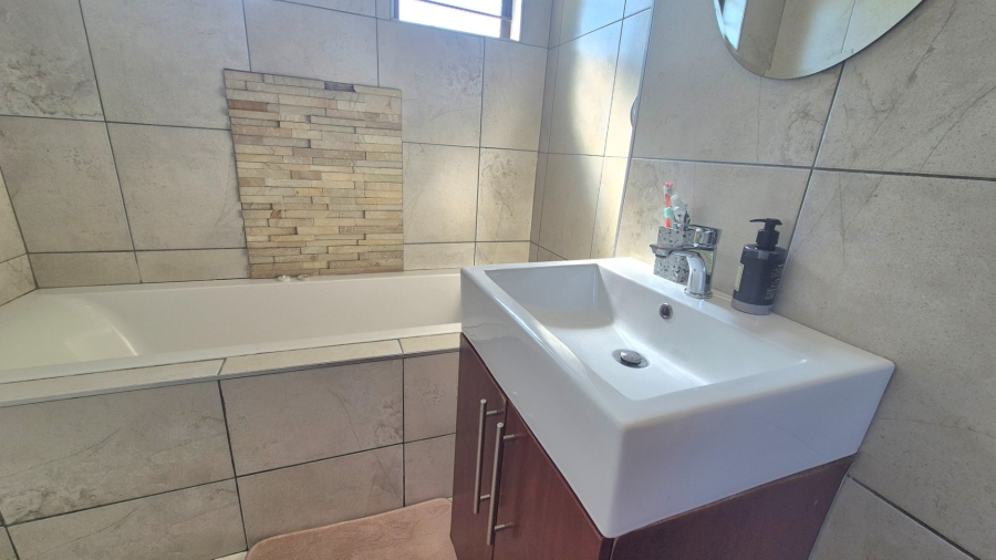 3 Bedroom Property for Sale in Roodia Free State